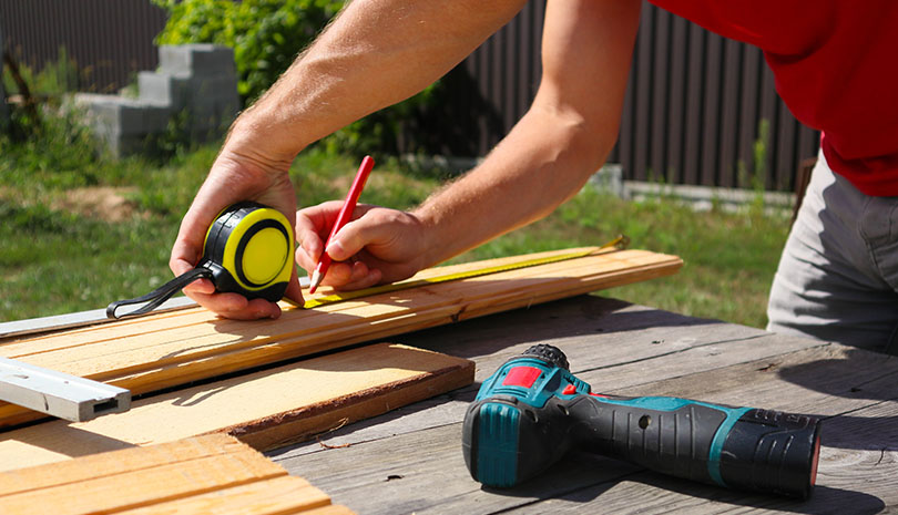 QRHI exterior remodelers work with care